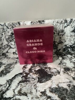 Ariana Grande Cloud Pink
Eau de Parfum  3.4 Fl Oz